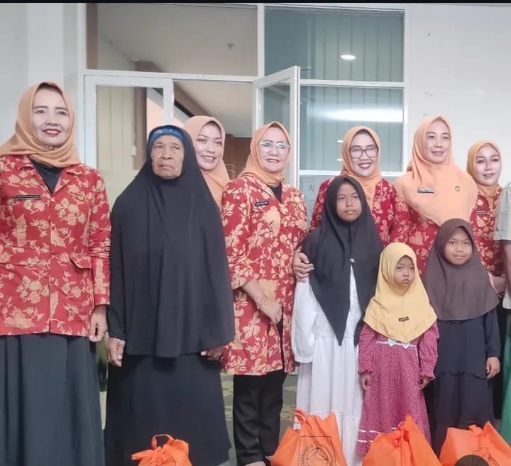 DHARMA WANITA PERSATUAN KABUPATEN LOMBOK TENGAH SALURKAN BANTUAN SOSIAL UNTUK LANSIA, YATIM, DAN DHUAFA: WUJUD KEPEDULIAN NYATA DWP MELALUI BIDANG SOSIAL BUDAYA